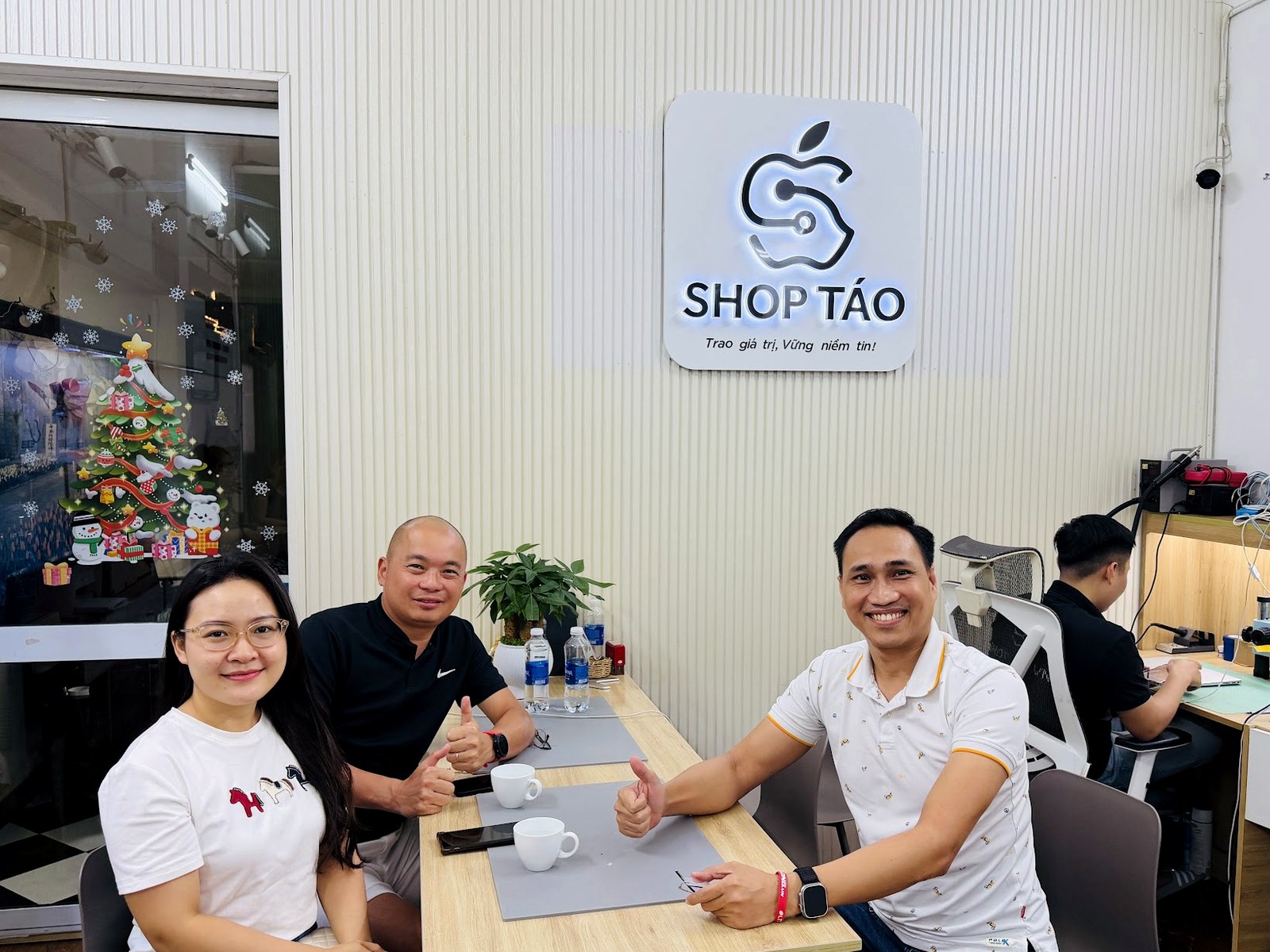 Khách hàng và Nguyễn Văn Mẫn tại Shop Táo Đà Nẵng